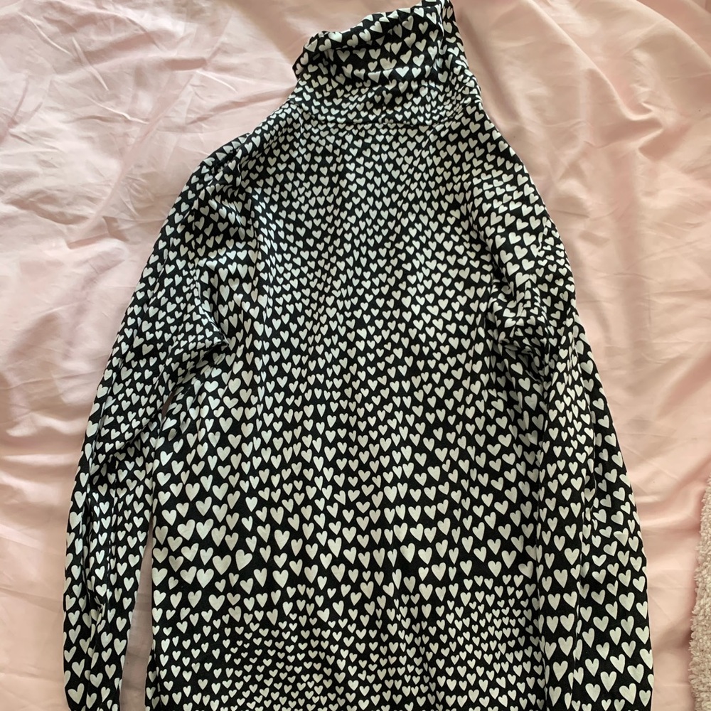 Black and white heart turtle neck
